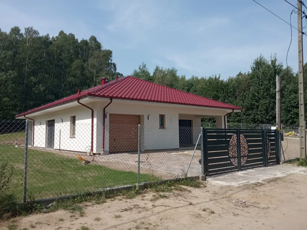 Casa de una sola planta eficiente energéticamente con tejado envolvente y garaje en Polonia